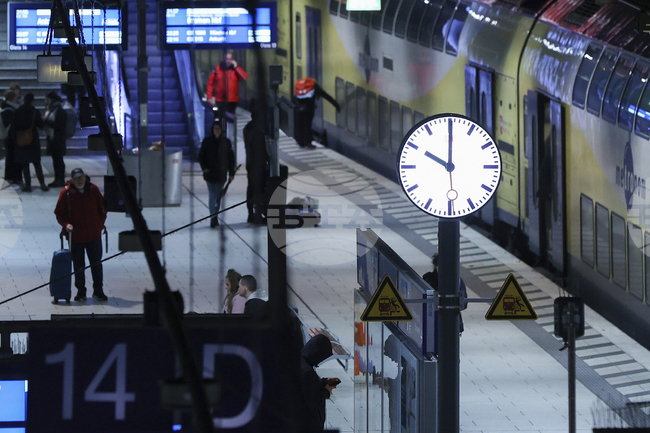 Германия удължава действието на месечния абонамент за влаковете, но цените се увеличават