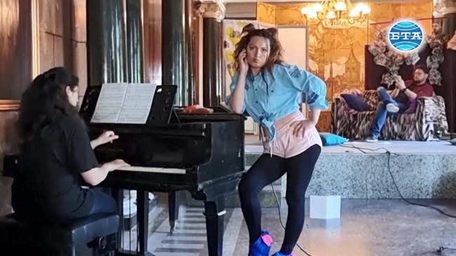 Оперни артисти въвличат публиката в спектакъла "Телефонът" в Русе