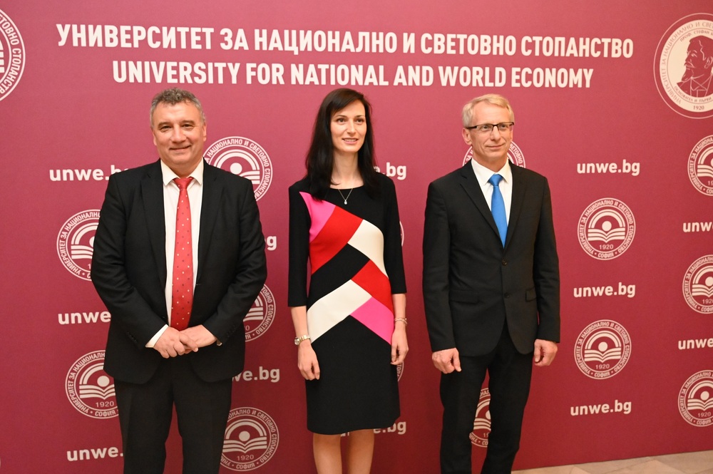 В присъствието на комисар Мария Габриел и министър Николай Денков в УНСС беше подписан договора за разширяване на ENGAGE.EU