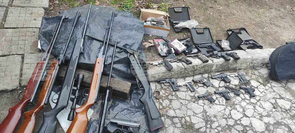 Мъж е задържан с голямо количество незаконно оръжие и боеприпаси в Димитровград