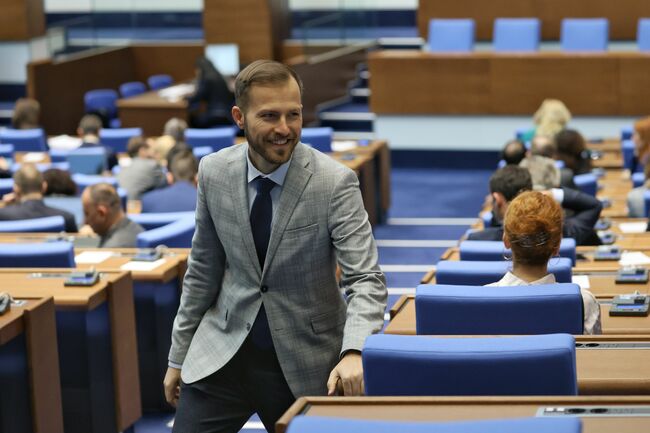 Редно е най-високият паметник в София да бъде български, каза депутатът Искрен Митев за демонтажа на Паметника на Съветската армия
