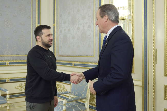 Камерън се срещна със Зеленски и Кулеба в Киев при първото си задгранично посещение като външен министър, гарантира, че помощта за Украйна е безсрочна