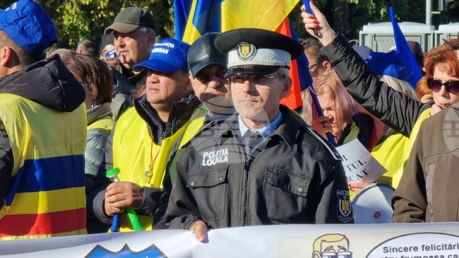 Полицаи и военни протестираха пред сградата на румънското правителство срещу планирано увеличение на пенсионната възраст; те поискаха оставката на премиера Илие Боложан