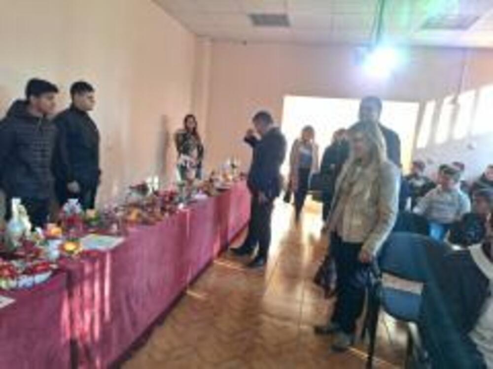 Възпитаници на гимназията по транспорт и строителство в Разград организират благотворителен базар в подкрепа на болен връстник