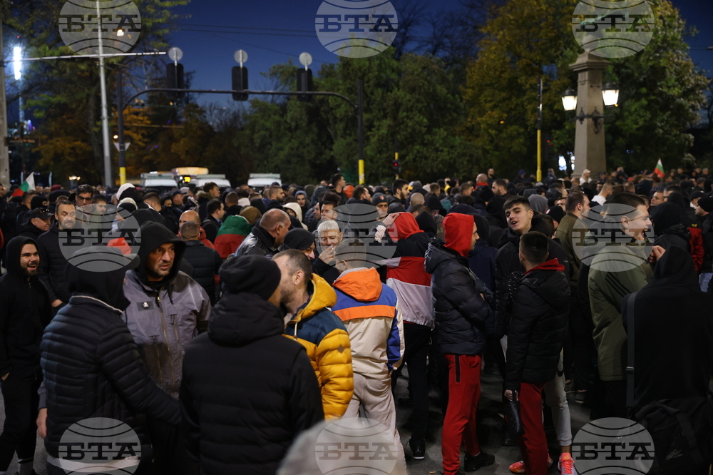 Протест - футболни фенове