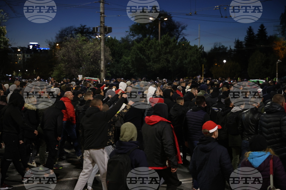 Протест - футболни фенове