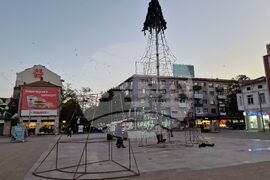 Бургас - коледна елха - подготовка