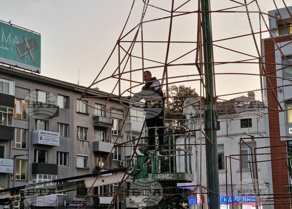 Бургас - коледна елха - подготовка