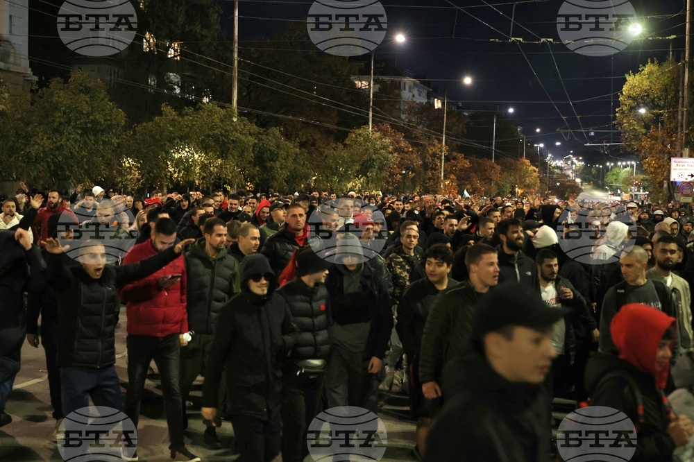 Протест - футболни фенове