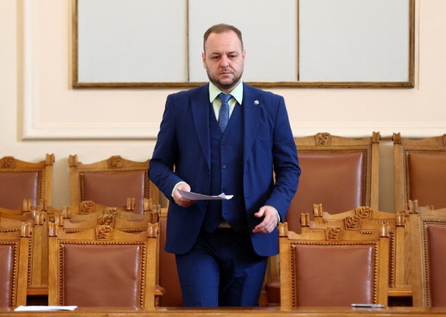 Пет разрешителни за ползването на река Струма са издадени за изграждането на участъци от автомагистралата, съобщи вицепремиерът Сандов