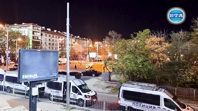 Фенове и полицаи пострадаха при ексцесии по време на протест срещу БФС в София