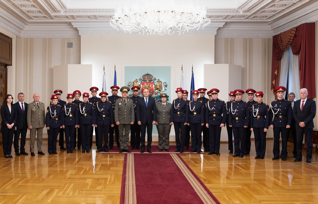 Президентът Радев: Отбранителните способности и духът на Българската армия могат да бъдат съхранени от квалифицирани и уверени офицери
