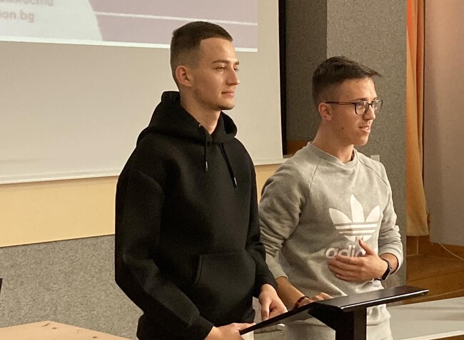 Община Ловеч: Ученици от Езиковата в Ловеч дариха 3750 лева за лечението на пострадалия Павел Калев 