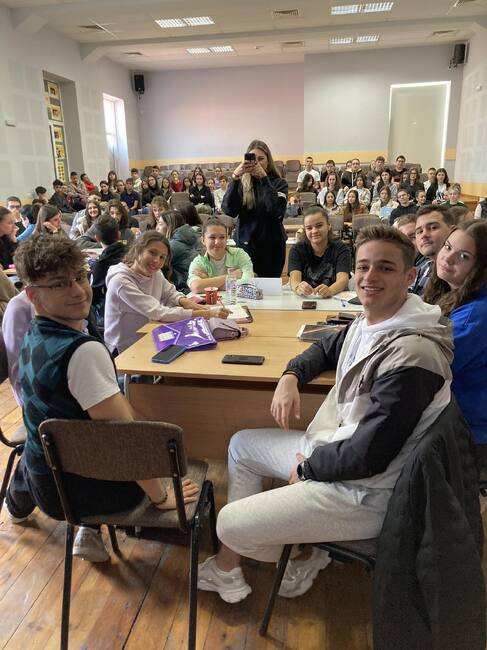 Община Ловеч: Четенето е яко, заявиха в Езиковата гимназия в Ловеч