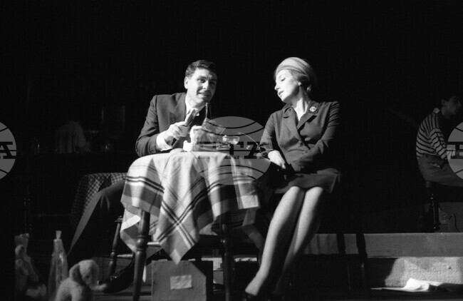 Премиера на постановката "Мигове от живота" през ноември 1966 г. в Народния театър "Иван Вазов"