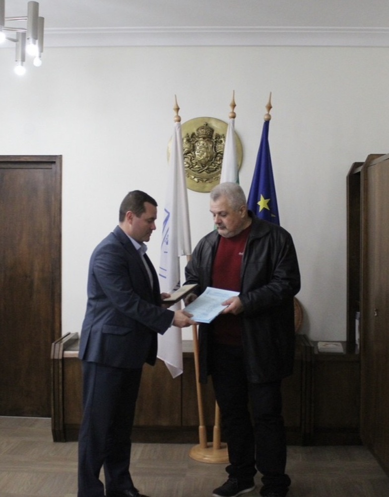 Община Русе: Кметът Пенчо Милков връчи плакет на художника Николай Колев за 60-годишния му юбилей