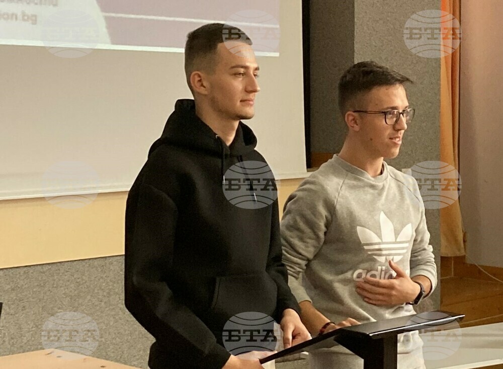 Ученици от Ловеч дариха средства за лечението на Павел Калев, който пострада при катастрофата в събота, отнела живота на трима