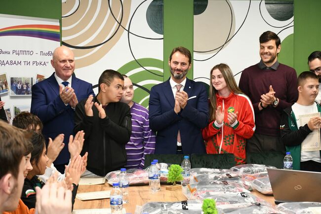 Министерство на образованието и науката: Министър Цоков награди млади хокеисти, завоювали сребърни медали на Спешъл Олимпикс