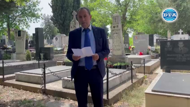 Българска делегация, водена от посланика на България в Скопие Ангел Ангелов, поднесе цветя на гроба на полк. Борис Дрангов