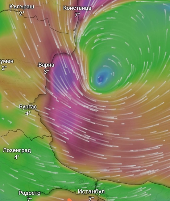 Във Варна е обявен оранжев код за ураган, препоръчва се гражданите да обезопасят домовете и имотите си