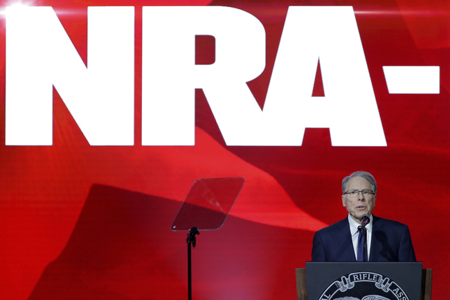 Какво е Националната оръжейна асоциация (NRA) и защо тя има такова влияние в САЩ?