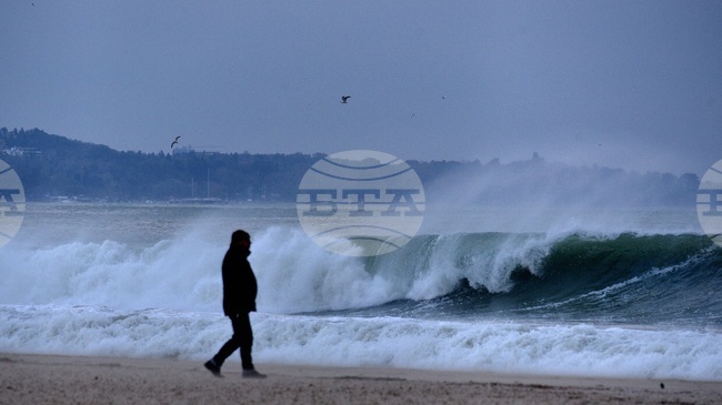 Турски товарен кораб с 12-членен екипаж потъна в Черно море