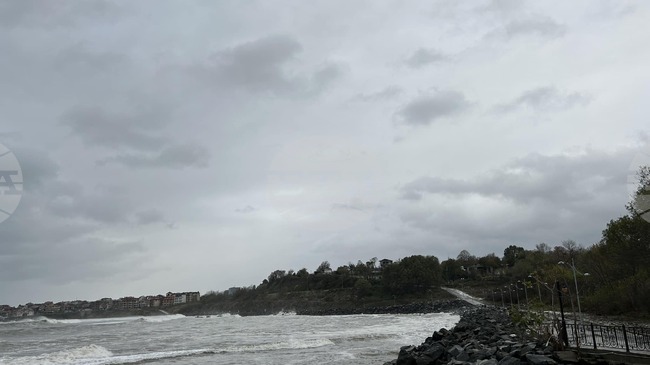 Вятър с пориви до 90 км/ч се очаква днес и утре в района на община Царево 