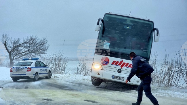 Автобус с 25-ма пътници закъса в района на свищовското село Вардим