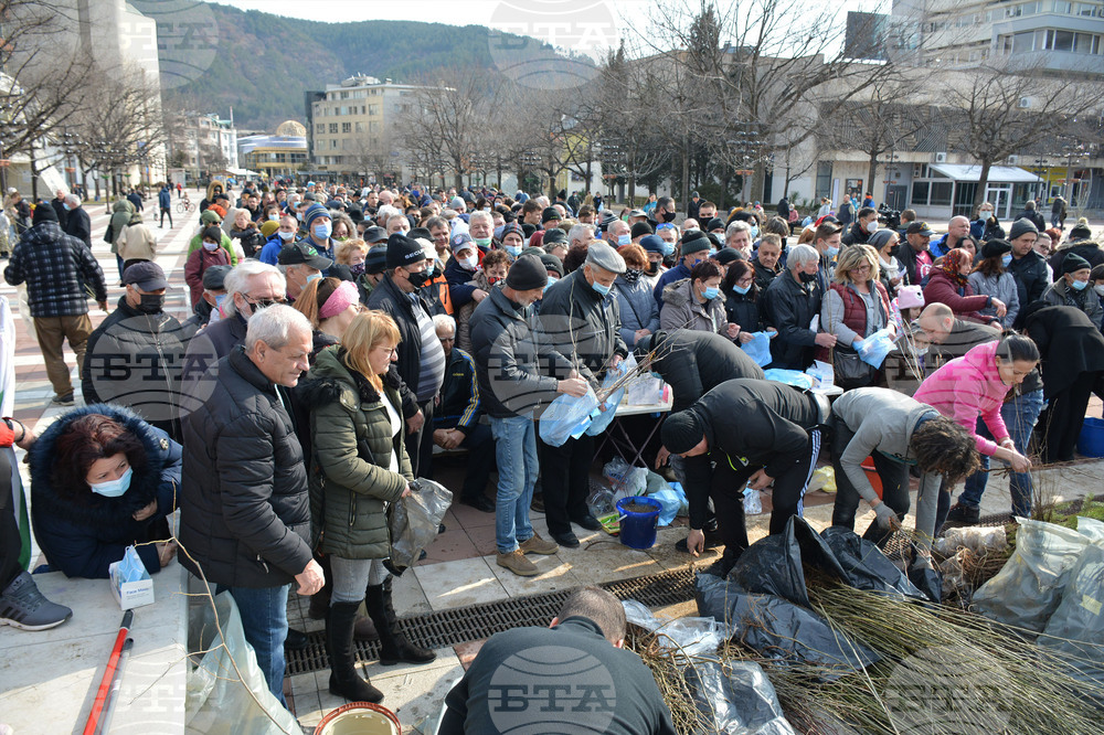 Civil Initiative Hands Out Thousands of Saplings, Works for More Beauty and Air