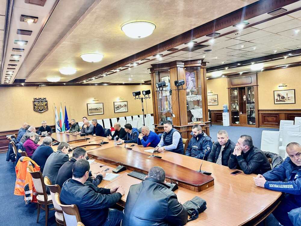 Община Варна: Кризисен щаб работи по отстраняването на последиците от урагана във Варна