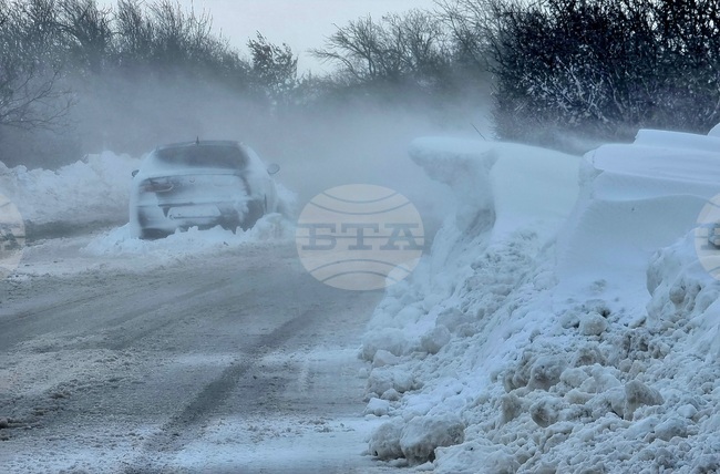 Заради снегонавявания пътят между бургаските села Рудник и Брястовец е затворен