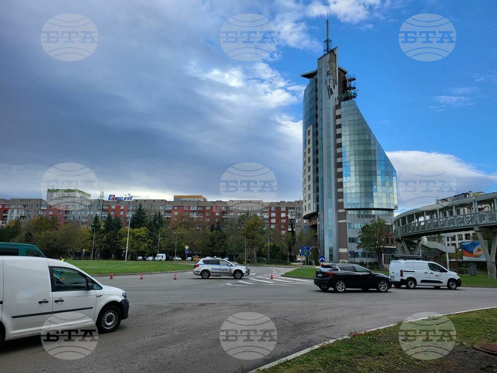 Отцепено от полиция е движението на автомобили до хотел в Бургас, заради висяща ламарина от покрива му