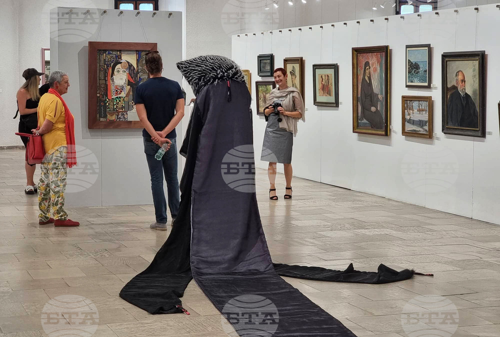 Мариела Гемишева представи изложбата "Неслучайно присъствие" в Художествена галерия Казанлък