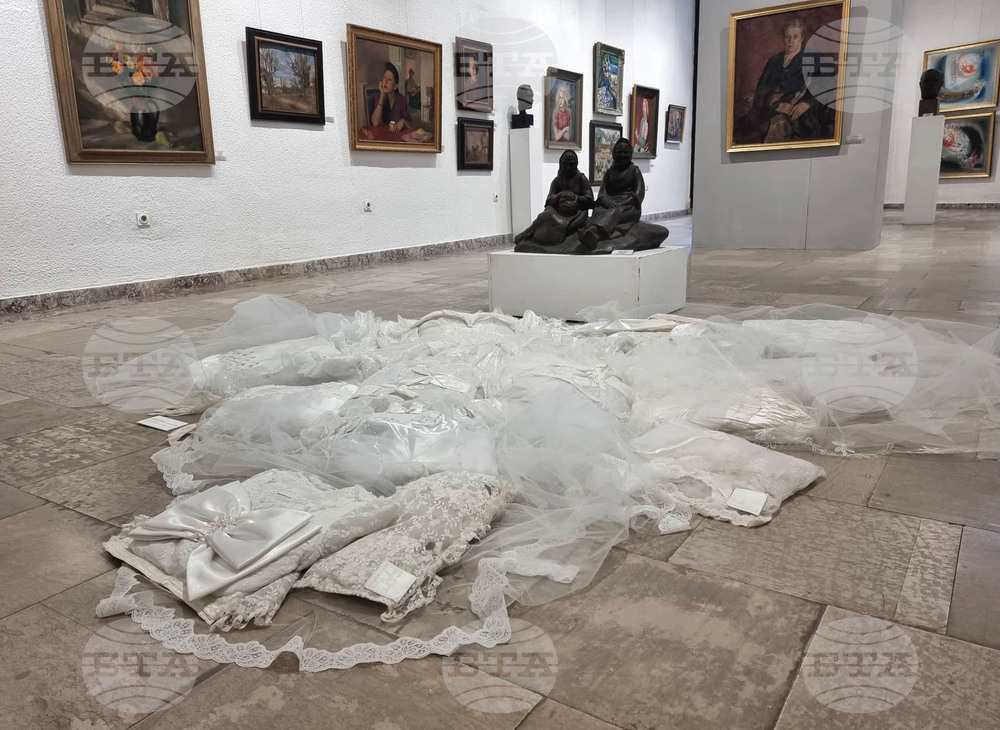 Мариела Гемишева представи изложбата "Неслучайно присъствие" в Художествена галерия Казанлък