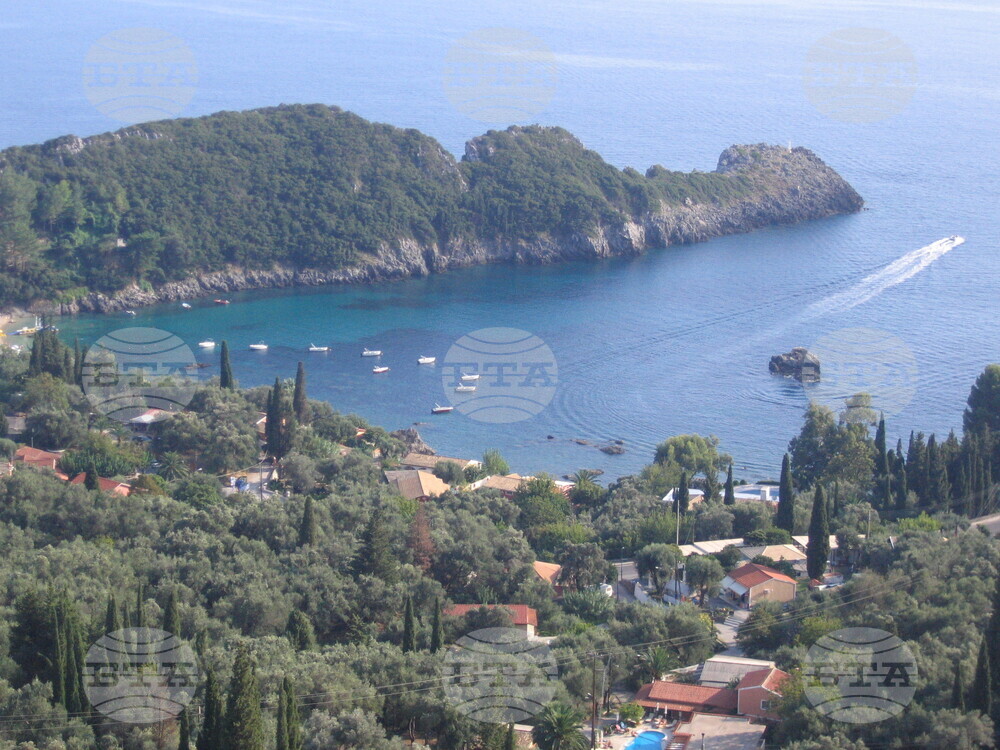 Двигател на самолет се запали малко след излитане от гръцкия град Корфу