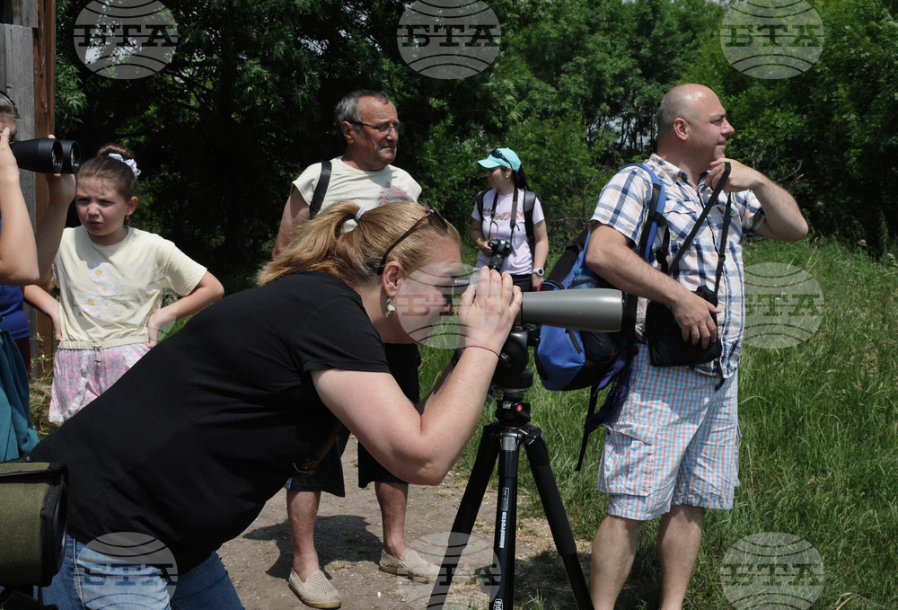 Българската фондация "Биоразнообразие" организира акция за почистване на укритието за наблюдение на птици в района на Атанасовското езеро