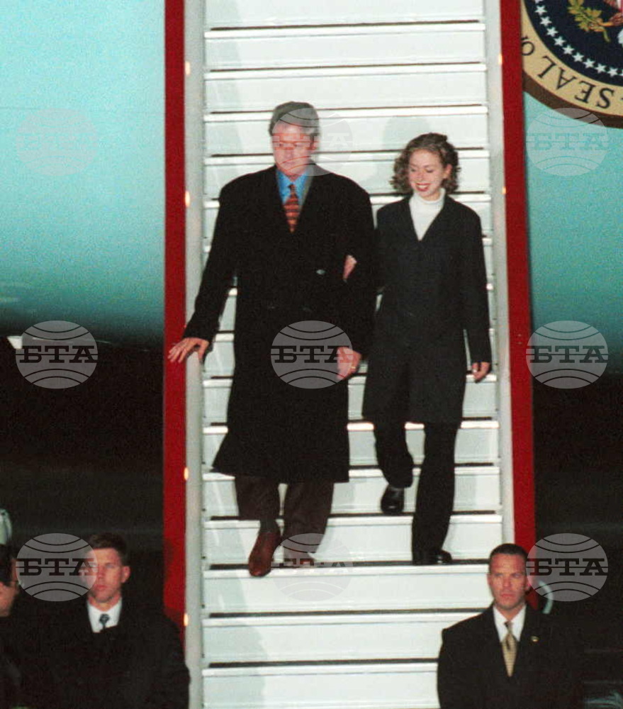 Президентът на САЩ Бил Клинтън пристига на 21 ноември 1999 г. на тридневно посещение в София