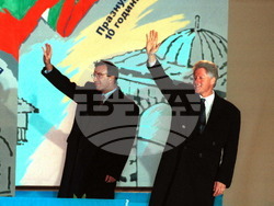 София (22 ноември 1999) На митинга на площад "Св. Александър Невски" президентите Бил Клинтън и Петър Стоянов поздравиха присъстващите преди да произнесат речи. Пресфото-БТА, снимка: Руслан Донев/ Архив