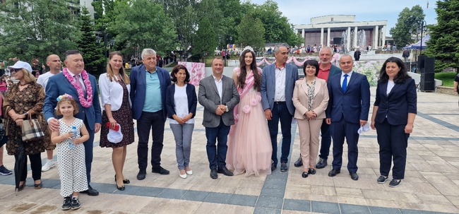 Министър Иванов и депутати от БСП се срещнаха с розопроизводители от карловския регион