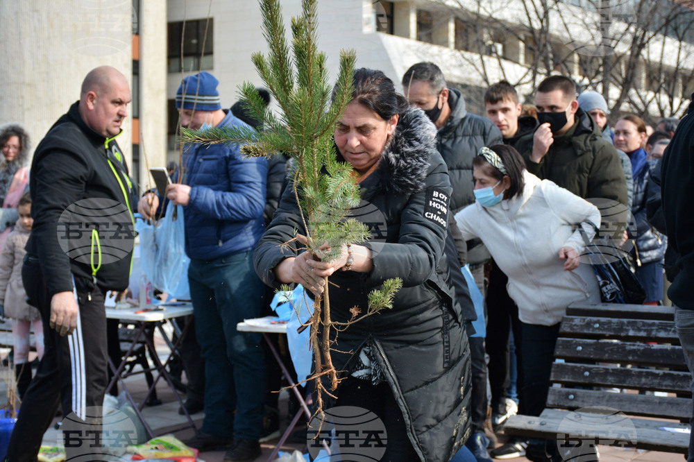 Civil Initiative Hands Out Thousands of Saplings, Works for More Beauty and Air