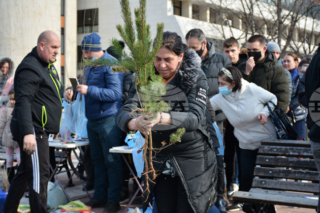 Civil Initiative Hands Out Thousands of Saplings, Works for More Beauty and Air