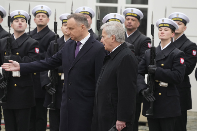 Президентите на Финландия и Полша не са обсъждали миналата седмица военно сътрудничество, свързано със ситуацията на финландско-руската граница, каза Хелзинки