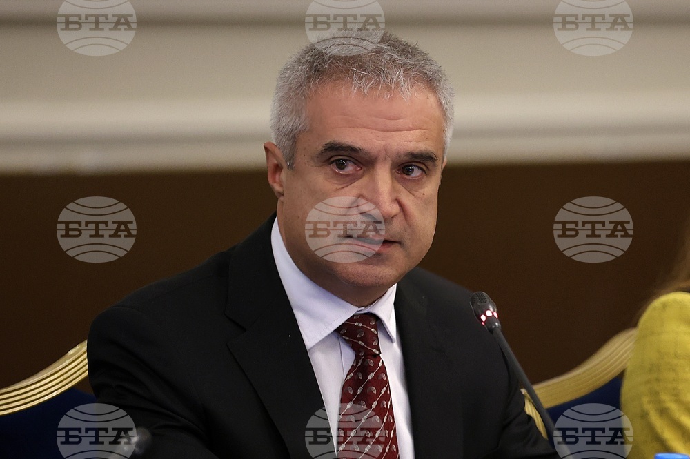 Приемането на еврото е стратегическа възможност за повишаване на конкурентоспособността и инвестиционната привлекателност на България, каза за БТА председателят на АИКБ 