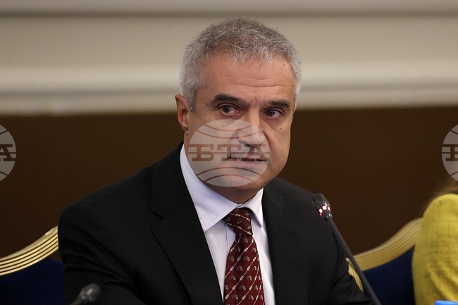 Приемането на еврото е стратегическа възможност за повишаване на конкурентоспособността и инвестиционната привлекателност на България, каза за БТА председателят на АИКБ 