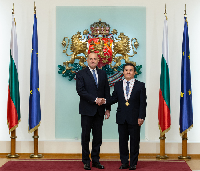 Президентът Румен Радев удостои посланика на Китай у нас Дун Сяодзюн с орден „Мадарски конник“ първа степен 