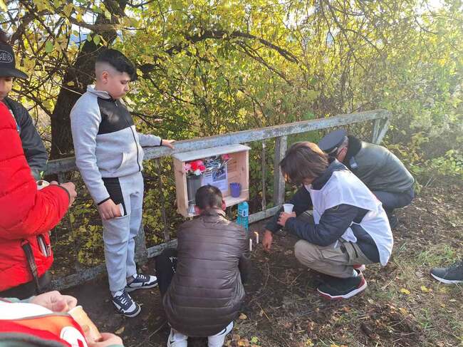 Младите червенокръстци от Ловеч с акция за възпоминание на жертвите на пътя