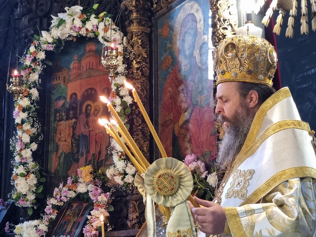 Неврокопският митрополит Серафим отслужи литургия в храма „Въведение Богородично“ в Благоевград за днешния празник