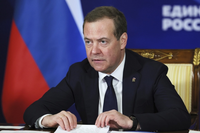 Дмитрий Медведев каза, че разполагането на британски войски в Украйна ще се смята за обявяване на война