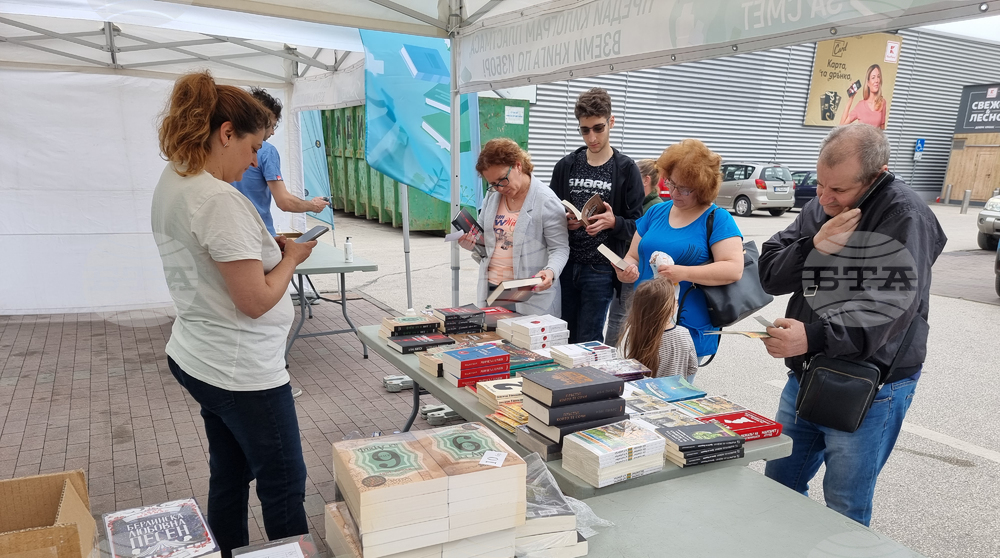 Екологичната инициатива "Книги за смет" премина при голям интерес в Силистра