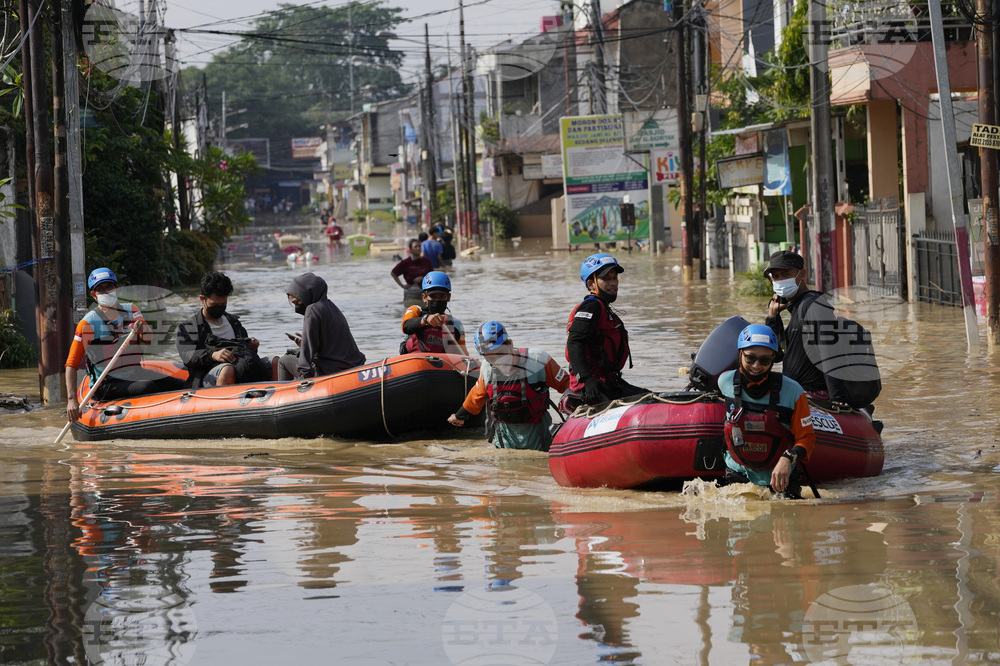 Хиляди се евакуираха от столицата на Индонезия заради наводнения 